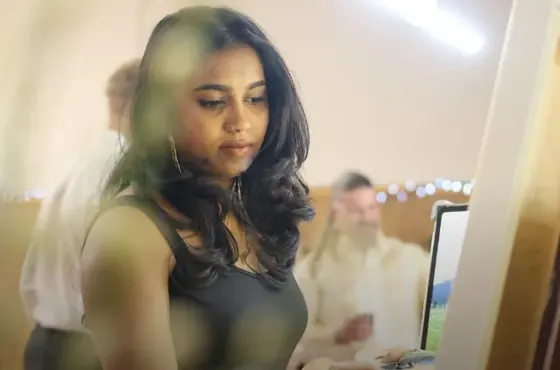 Arthana painting live at a wedding